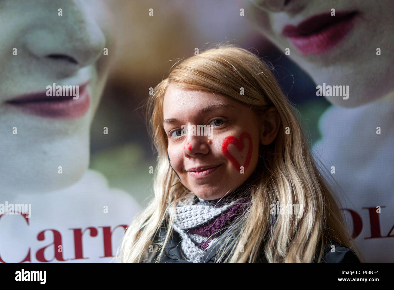 Ragazza giovane con un cuore dipinto sul suo viso durante il tradizionale carnevale maschere sulla Città Vecchia di Praga, Repubblica Ceca Foto Stock