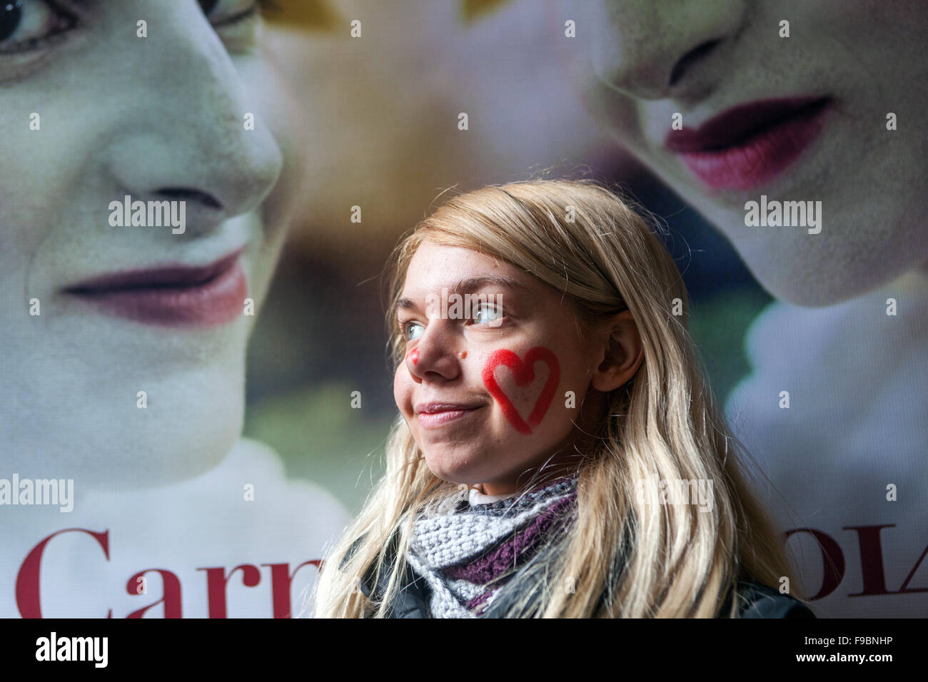 Giovane donna con un cuore dipinto sul volto durante la tradizionale sfilata di carnevale, città Vecchia, Praga, Repubblica Ceca Foto Stock