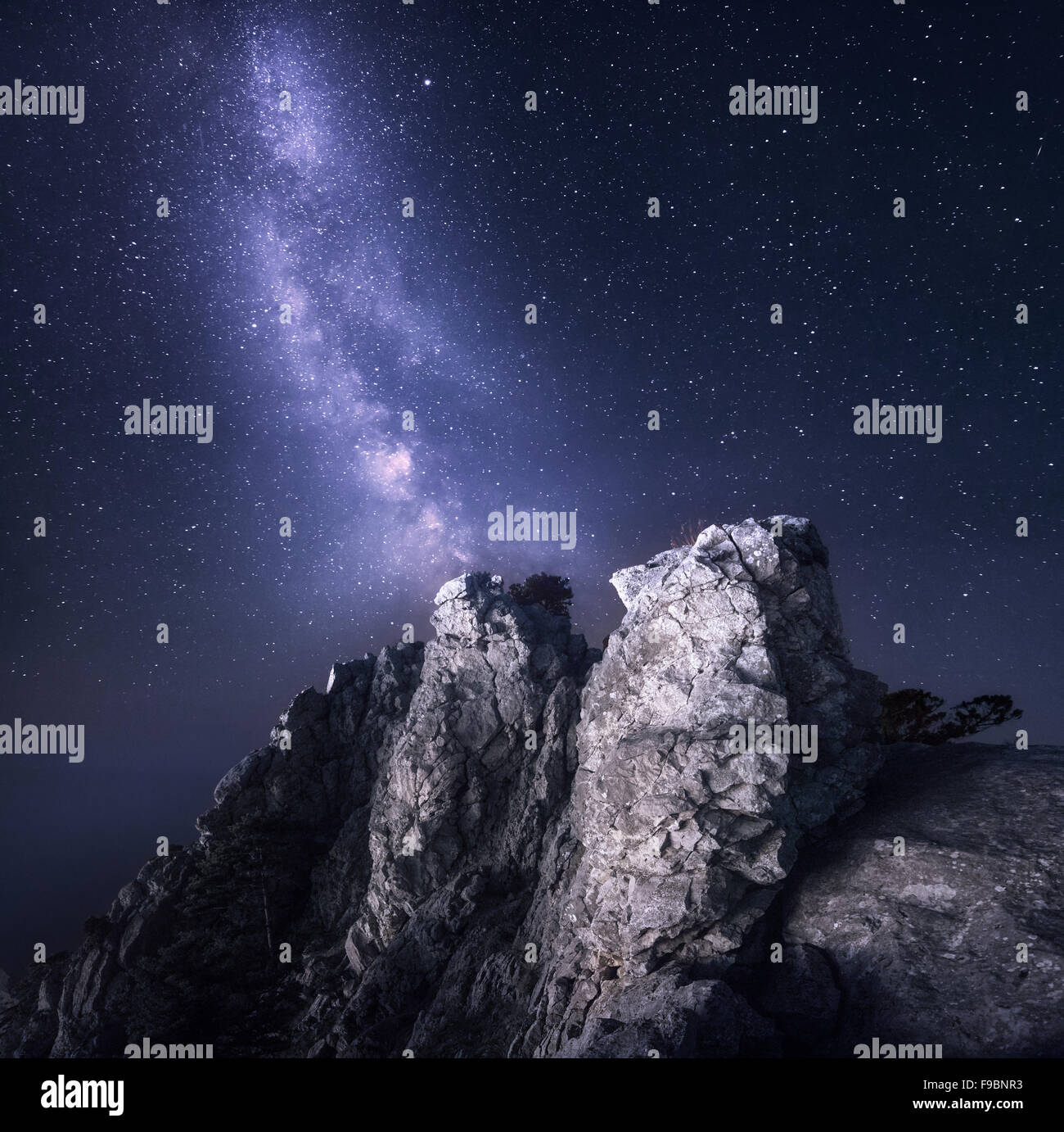 Via Lattea. Bellissimo paesaggio notturno con rocce, mare e cielo stellato. Sullo sfondo della natura Foto Stock