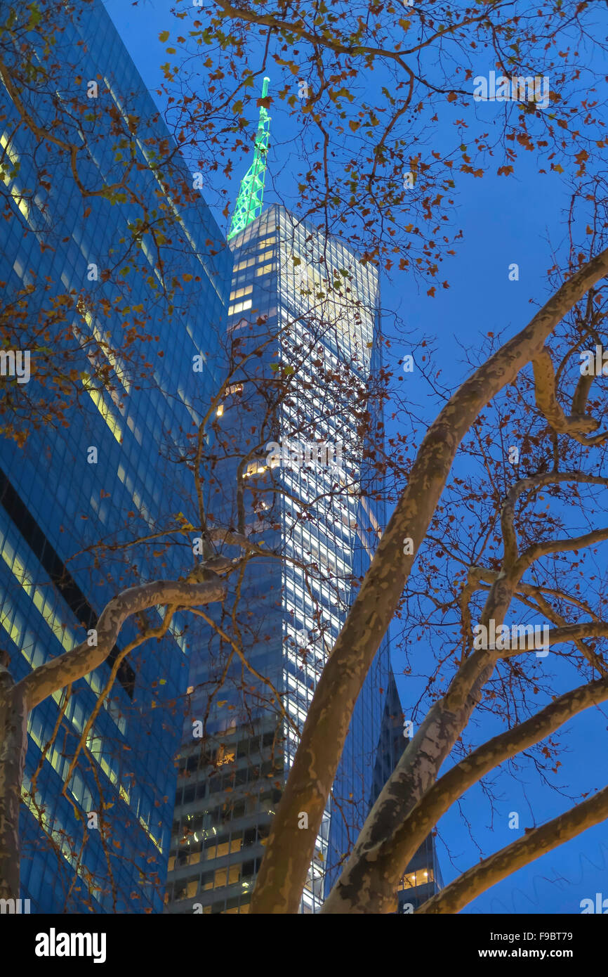 Uno Bryant Park, Bank of America edificio al crepuscolo, 42nd Street e Sixth Avenue, New York Foto Stock