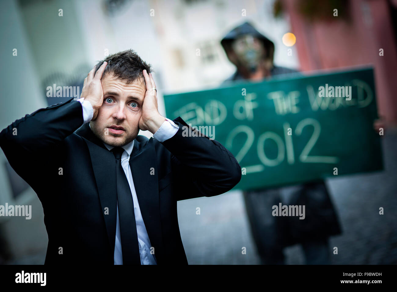 Business man è la paura della fine del mondo Foto Stock