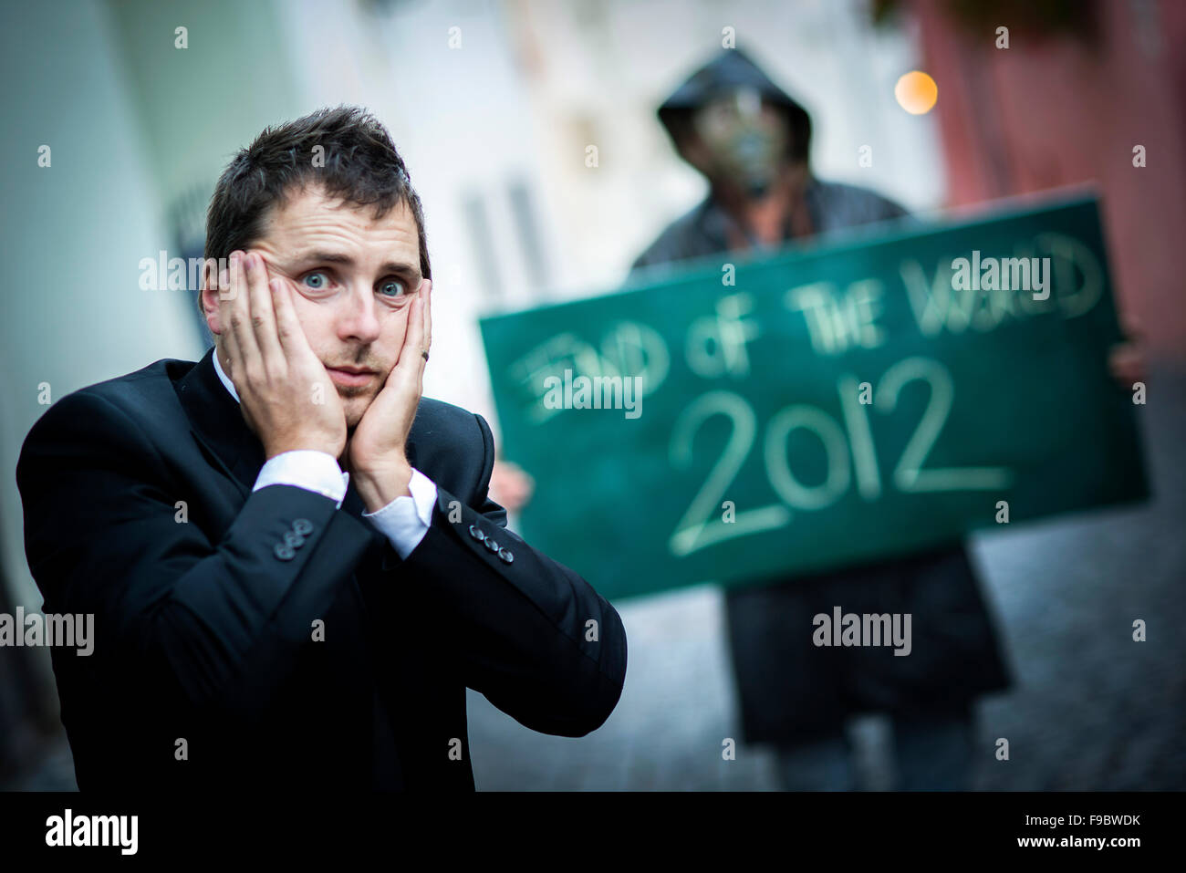Business man è la paura della fine del mondo Foto Stock
