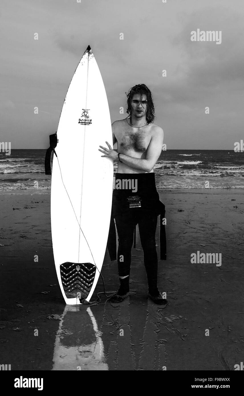 2015 .surf .broadstairs. muta, long board, verde mare, est , bassa marea ,hot gonfiarsi ,l'uomo soffre ,surf ,wave ,l'acqua Foto Stock