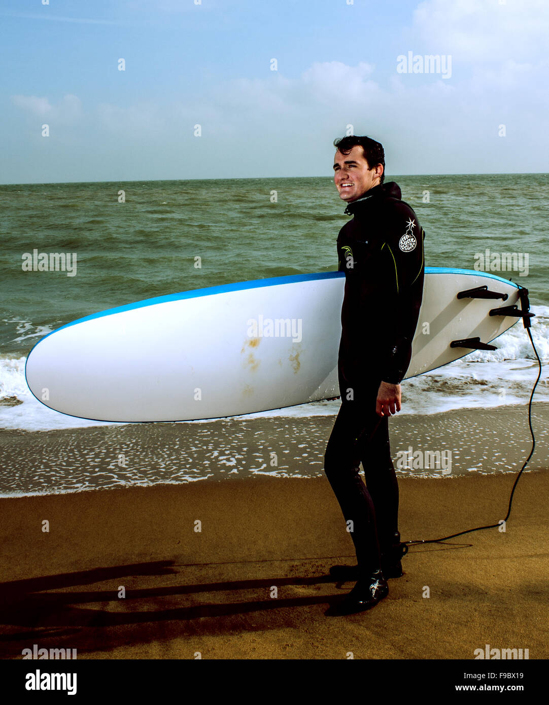 Surf, in Broadstairs 7ft long board uomo nella muta Foto Stock