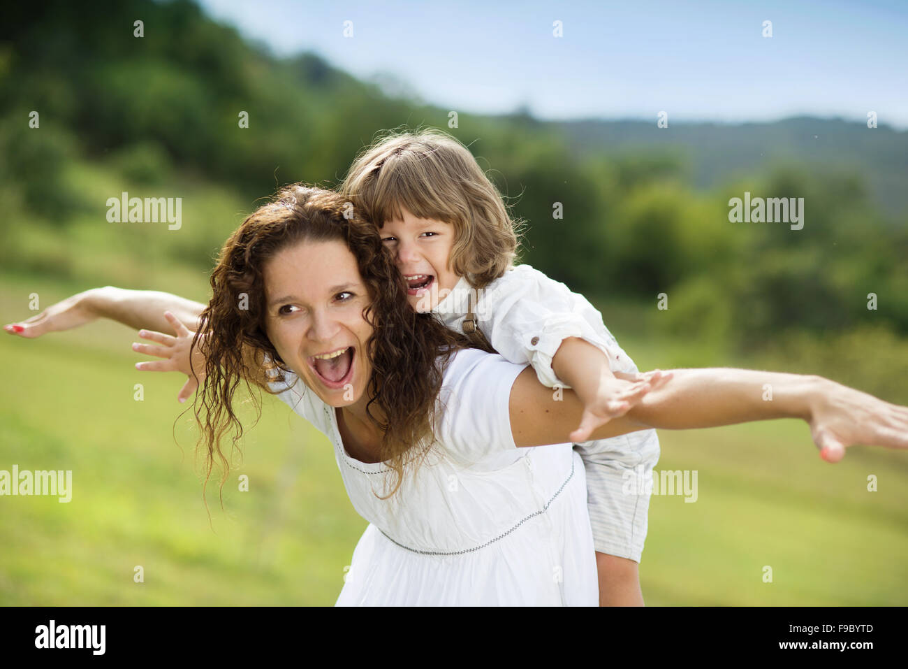 Madre e figlio giocare giochi divertenti insieme Foto Stock