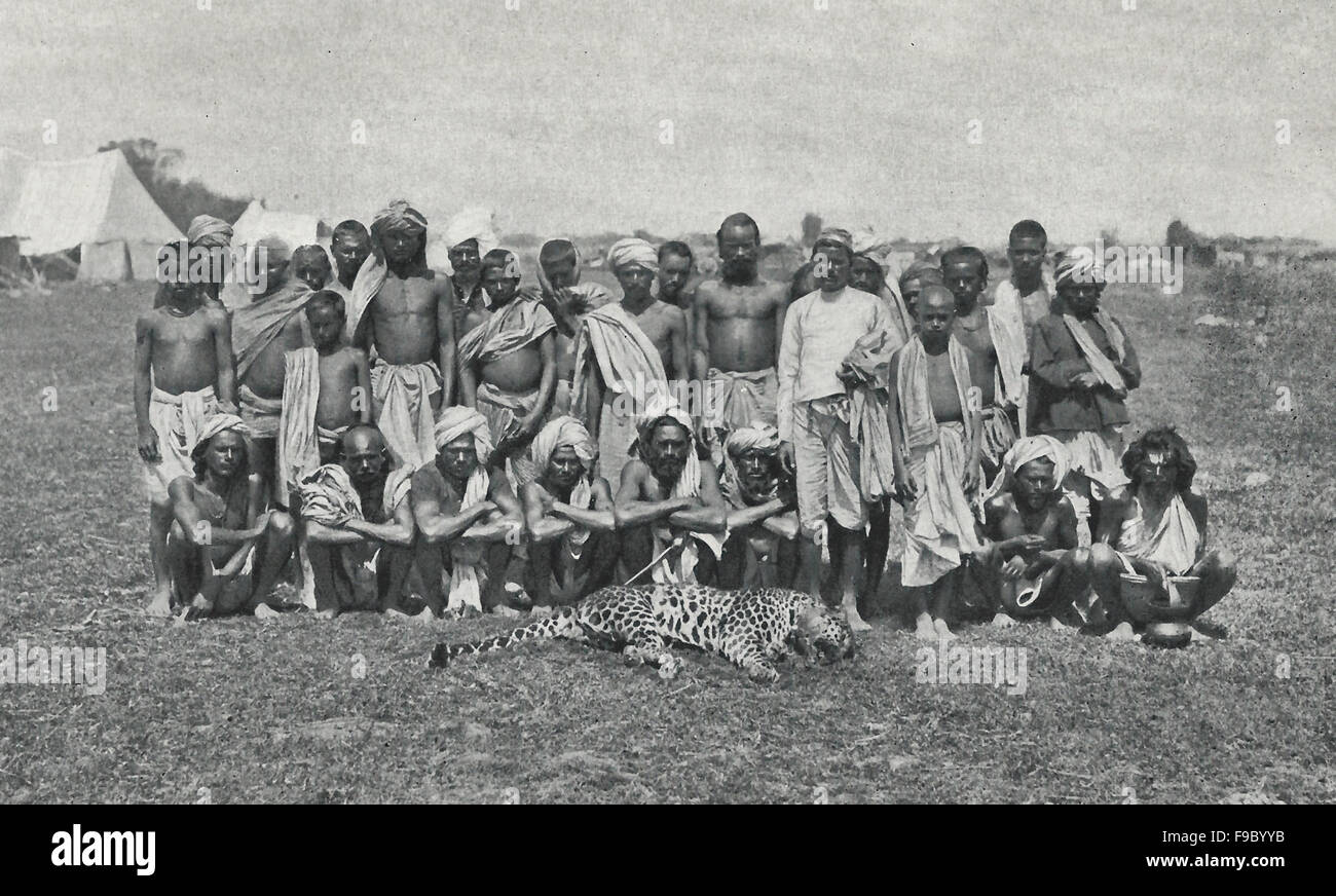 Un gruppo di Indiani di successo fruste - con la Pantera correttamente guidato fuori e insaccati, circa 1900 Foto Stock