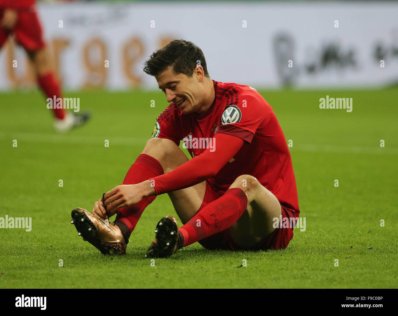 Monaco di Baviera, Germania. 15 Dic, 2015. Robert Lewandowski del Bayern Monaco di Baviera lega la sua scarpa durante la Coppa di Germania (DFB Pokal) terzo round match contro Darmstadt a Monaco di Baviera, Germania, 15 dicembre 2015. Il Bayern Monaco ha vinto 1-0. © Philippe Ruiz/Xinhua/Alamy Live News Foto Stock