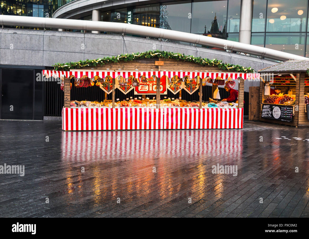 Rosso e bianco striato (dolci caramelle) stallo a London Bridge città  mercato di Natale, London Borough di Southwark, SE1 Foto stock - Alamy