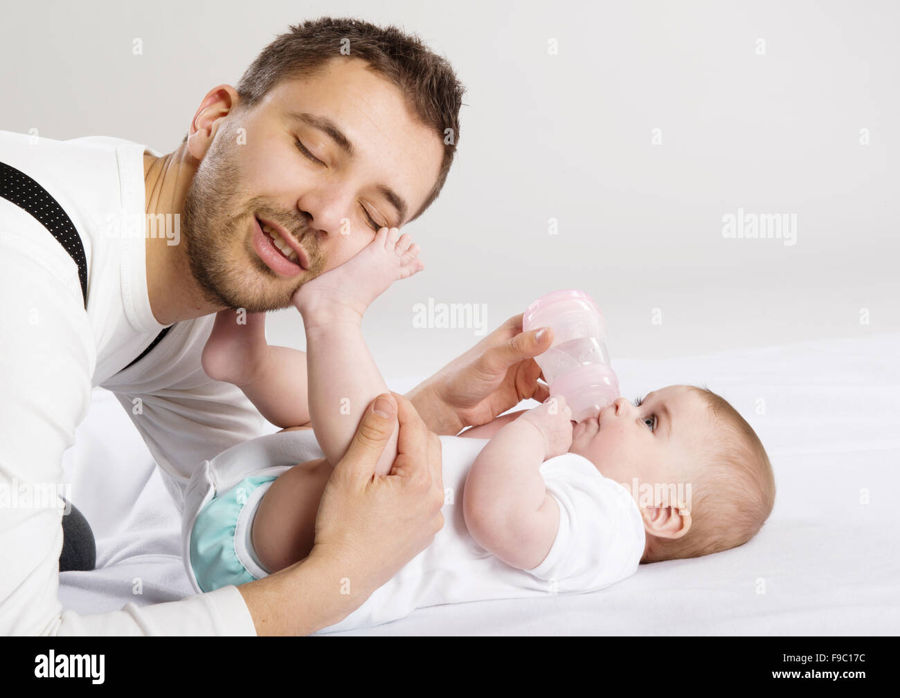 Giovane padre sta alimentando la sua bimba Foto Stock