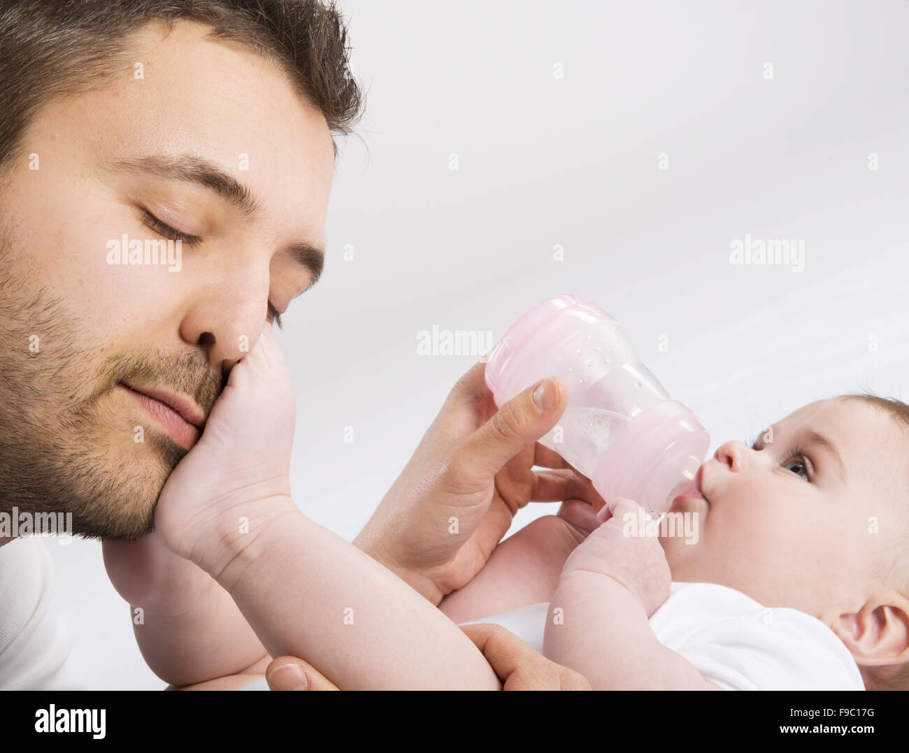 Giovane padre sta alimentando la sua bimba Foto Stock