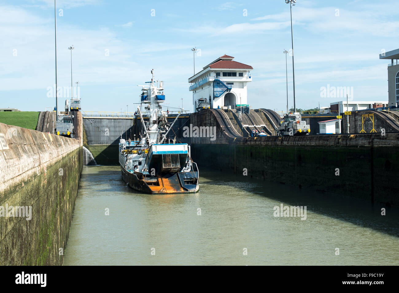 Canale di Panama, Panama--all'interno del Miraflores Locks sull'estremità meridionale del Canale di Panama. Inaugurato nel 1914, il canale di Panama è un cruciale corsia di spedizione tra il oceani Atlantico e Pacifico che significano che le navi che non dispongono di andare intorno alla parte inferiore del Sud America o al di sopra della sommità del Canada. Il canale è stato originariamente costruito e gestito dagli Stati Uniti ma è stato restituito a Panama nel 1999. Foto Stock