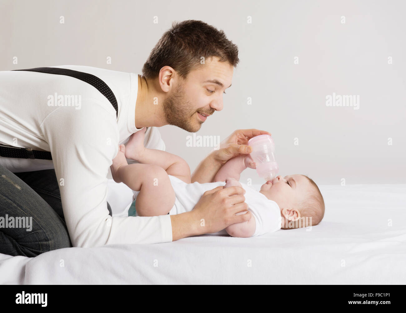 Giovane padre sta alimentando la sua bimba Foto Stock