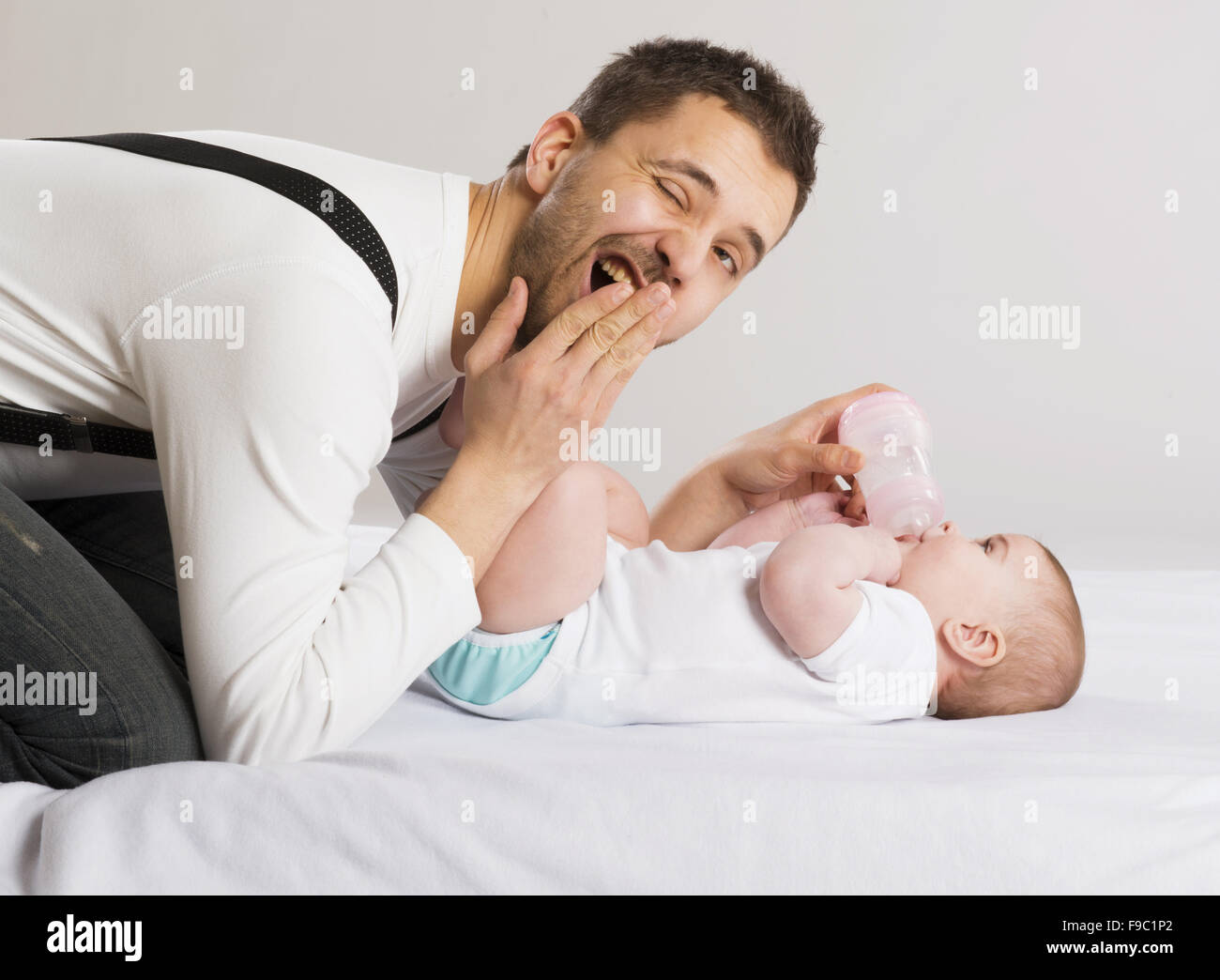 Giovane padre sta alimentando la sua bimba Foto Stock