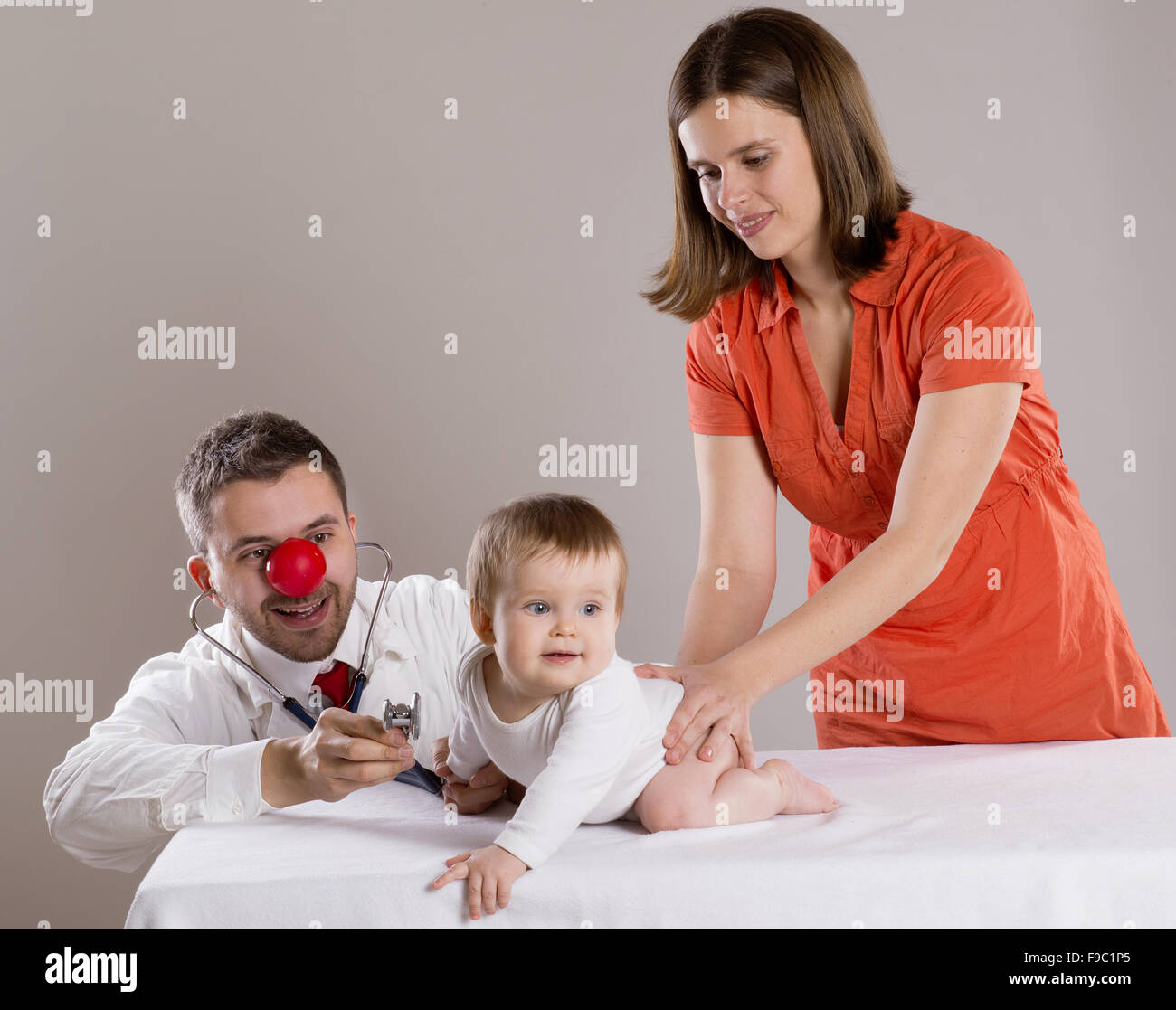 Madre con bambino sono avente una visita medica al medico pediatra Foto Stock