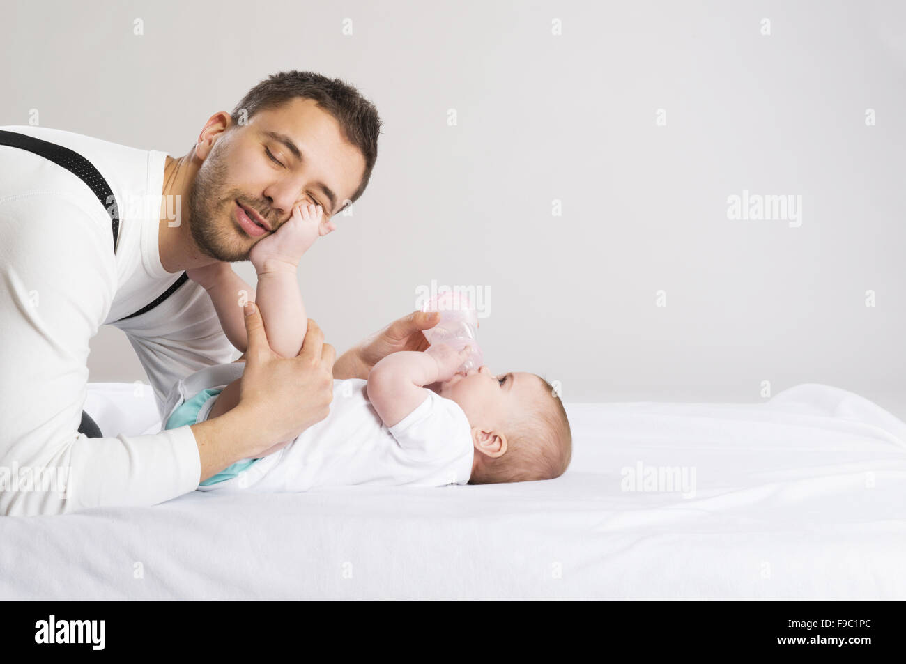 Giovane padre sta alimentando la sua bimba Foto Stock