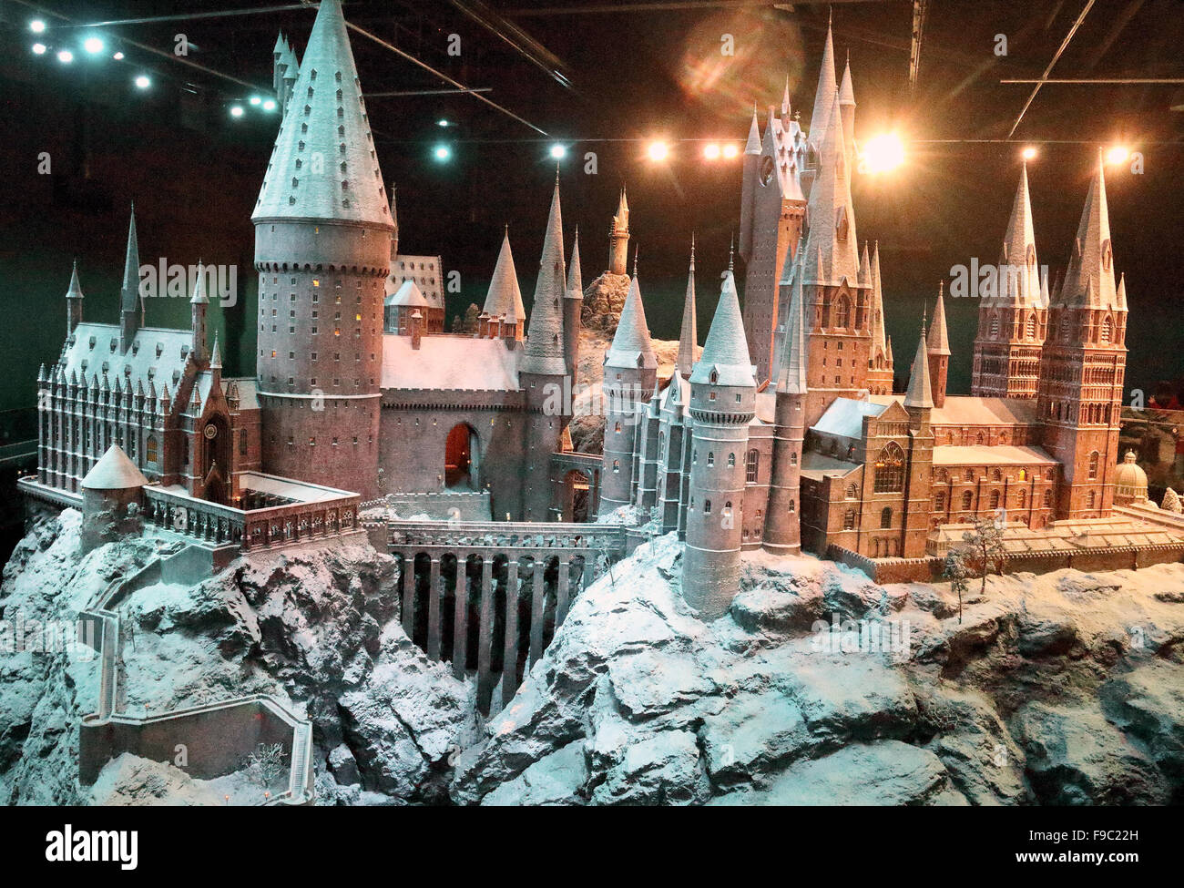 Studi di Leavesden, UK. Il 15 dicembre, 2015. WB Studio Tour - La scuola di Hogwarts nella neve - Harry Potter impostato diventa un paradiso per gli sport invernali per celebrare le feste, Leavesden Studios, Regno Unito 15 dicembre 2015 Credit: KEITH MAYHEW/Alamy Live News Foto Stock