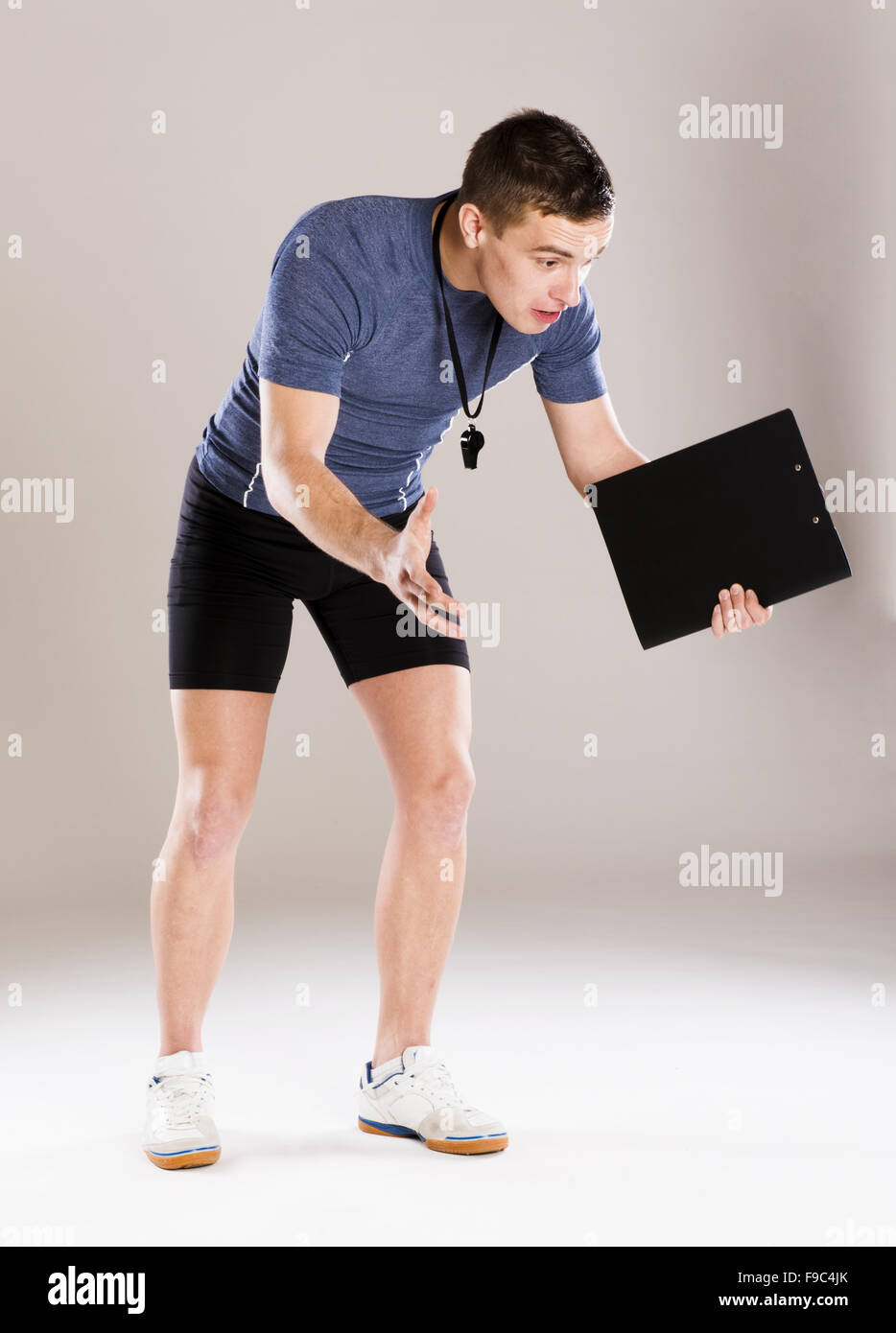 Giovani professionisti fitness coach in piedi in studio Foto Stock