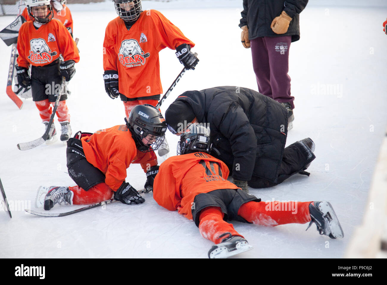 Pullman di parlare al ragazzo ferito età 10 abbattuto durante un esterno di hockey gioco. Phalen Park Recreation Centre St Paul Minnesota MN USA Foto Stock
