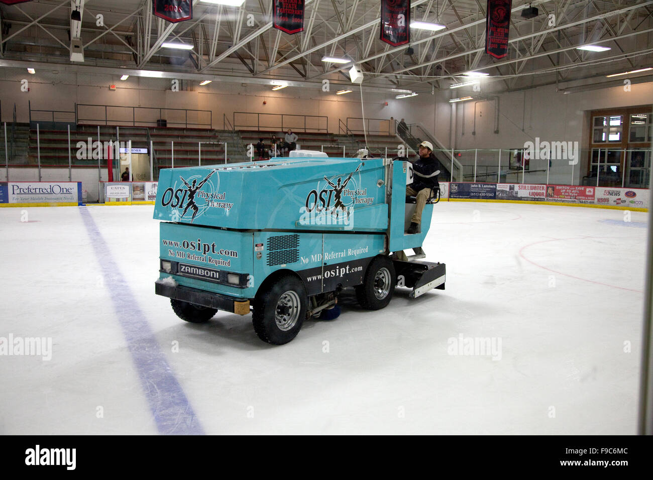 Aqua Zamboni rettifica la superficie del ghiaccio in una piscina campo di pattinaggio. Stillwater Minnesota MN USA Foto Stock