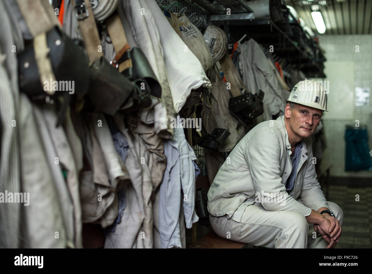 Bottrop, Germania. 29 ott 2015. Pit foreman Holger Stellmacher si siede in una coop della miniera Prosper-Haniel di Bottrop, Germania, 29 ottobre 2015. I giorni delle miniere di carbone in Germania sono numerati. La vita professionale la ora-47-anno-vecchio caposquadra ha conosciuto fino ad ora avrà termine quando egli è 49. Foto: FEDERICO GAMBARINI/dpa/Alamy Live News Foto Stock