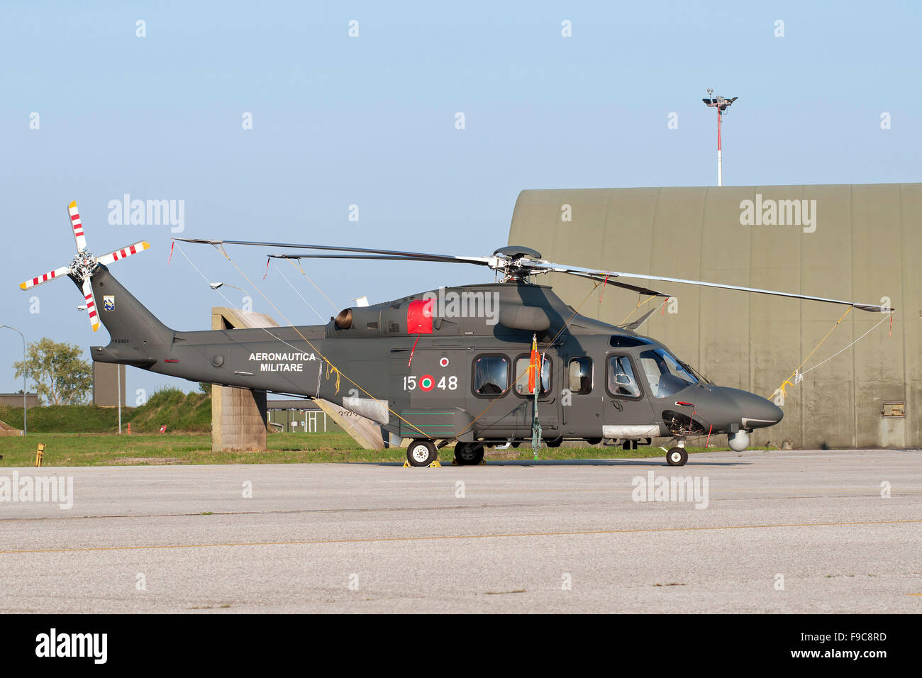 Forza Aerea Italiana HH-139A sulla rampa pronto per un altro SAR o CSAR missione. Foto Stock