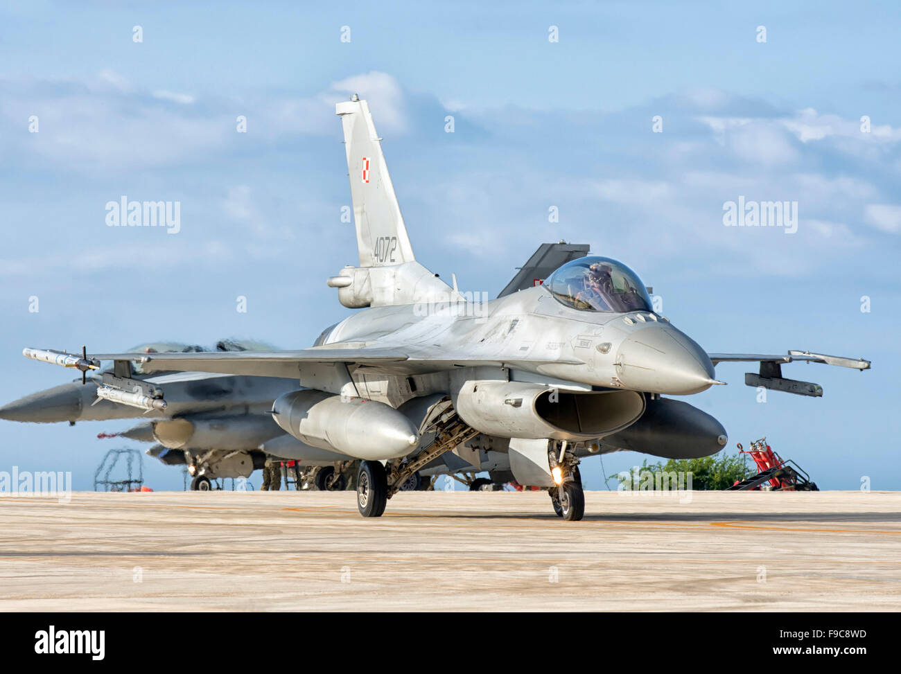 Un aereo polacco Forza F-16 in rullaggio a Trapani Air Base, Italia,  durante l'esercitazione NATO Trident frangente 2015 Foto stock - Alamy
