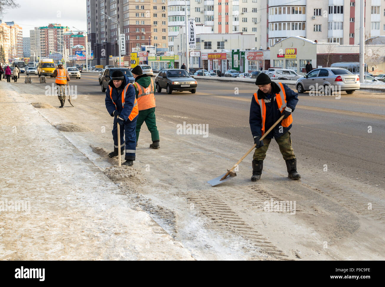 Neve più chiari i team a lavorare sulla rimozione di neve da una strada trafficata nella città di Ufa, Russia Foto Stock