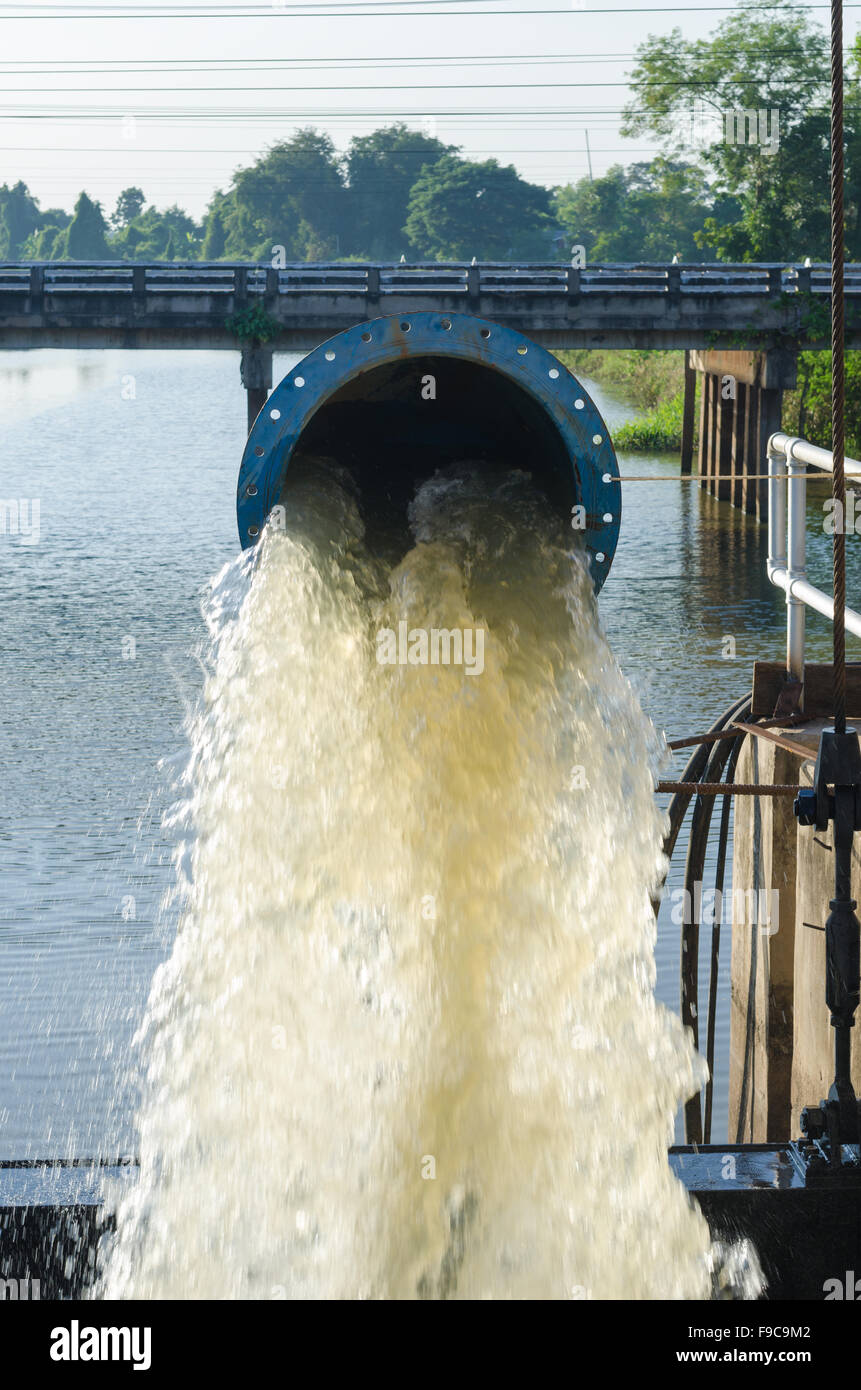 Pompa di irrigazione e il viadotto. Foto Stock