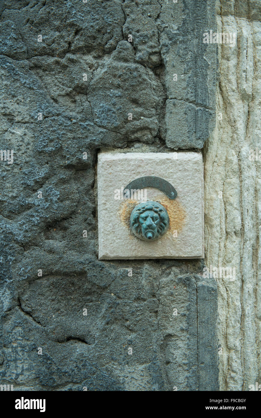 La vecchia porta con campanello Foto Stock