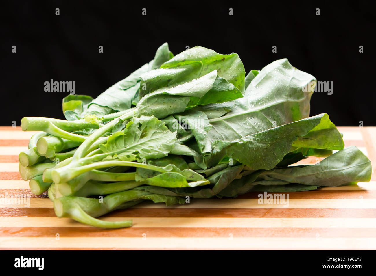 Kai-lan (anche scritto come gai-lan) è il nome cantonese per un ortaggio che è anche noto come broccoli cinesi o cavolo cinese Foto Stock