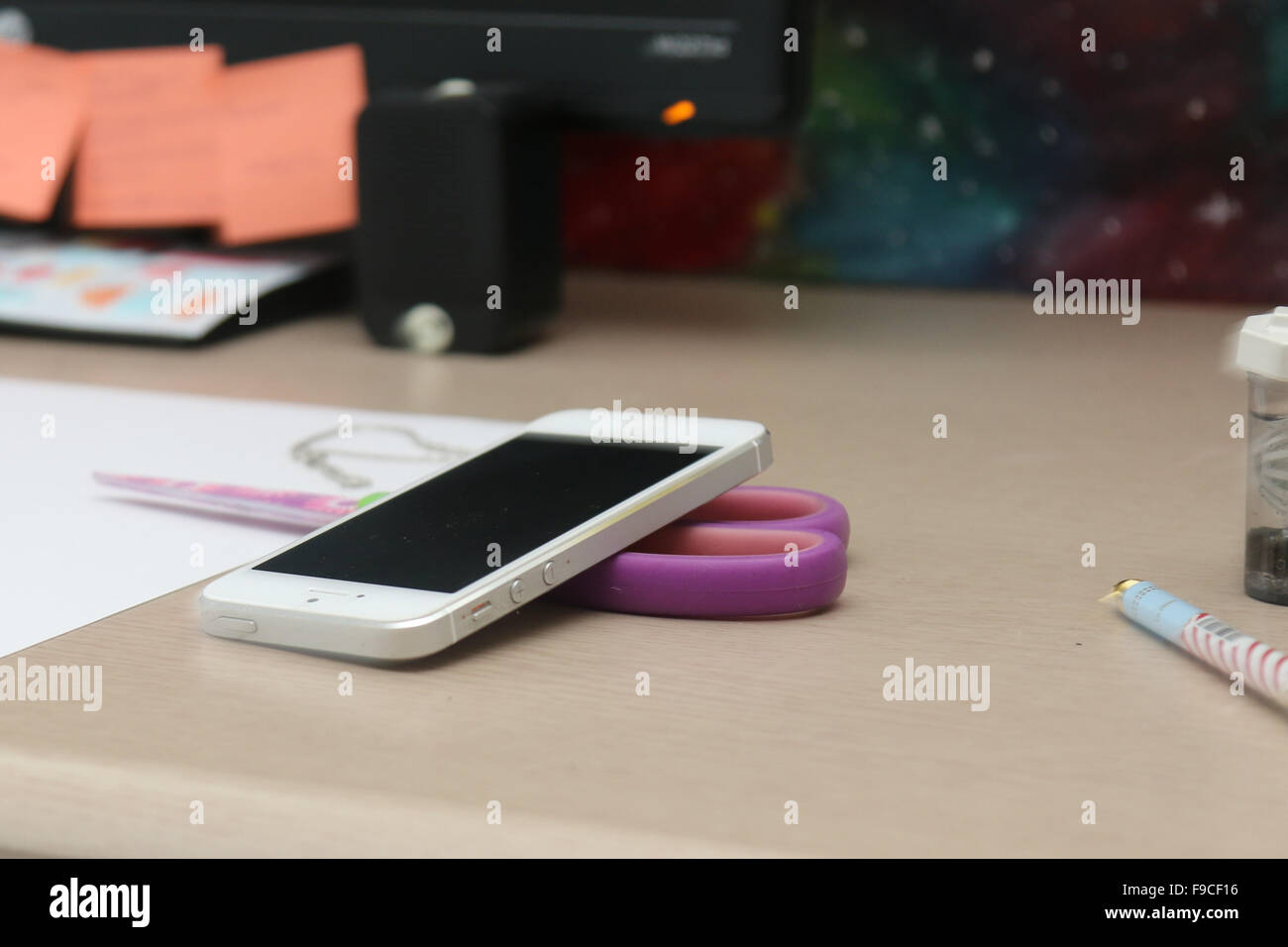 Un smarthphone su un cmputer sfondo scrivania monitor Foto Stock