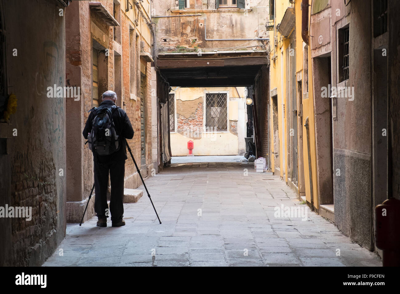 Fotografo in una calle a Venezia Foto Stock