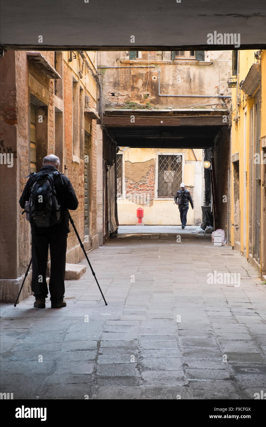 Fotografo in una calle a Venezia Foto Stock