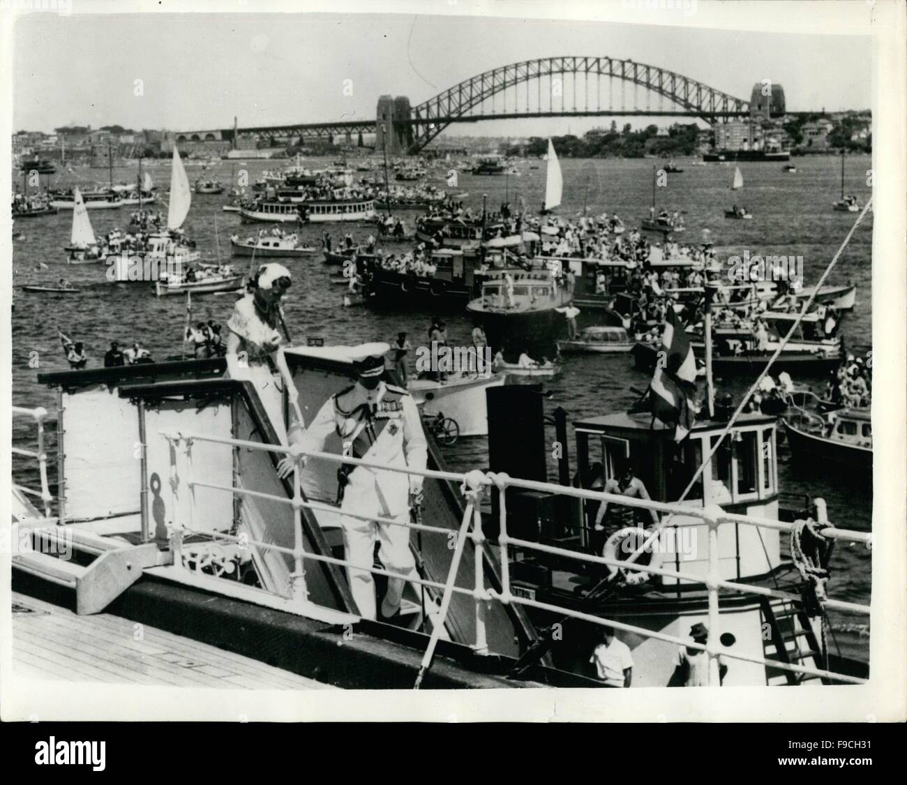 1964 - la regina e il Duca di Edimburgo arrivare in Australia. Le barche nel porto: un milione di australiani si sono riuniti a Sydney in Australia - oggi salutare H.M. La regina e il Duca di Edimburgo quando sono arrivati a bordo del gotico della camicia dalla Nuova Zelanda. Esse sono state soddisfatte in banchina da Campo Marsgal Sir William Slim l'Givernor generale dell Australia. La foto mostra: La Regina precede il Duca di Edimburgo che indossa uniformi dell ammiraglio della flotta - come fanno un passo verso il basso la passerella del gotico della camicia all'arrivo nel Porto di Sydney. Sezione del famoso Sydney Harbour Bridge è possibile vedere nel backgro Foto Stock