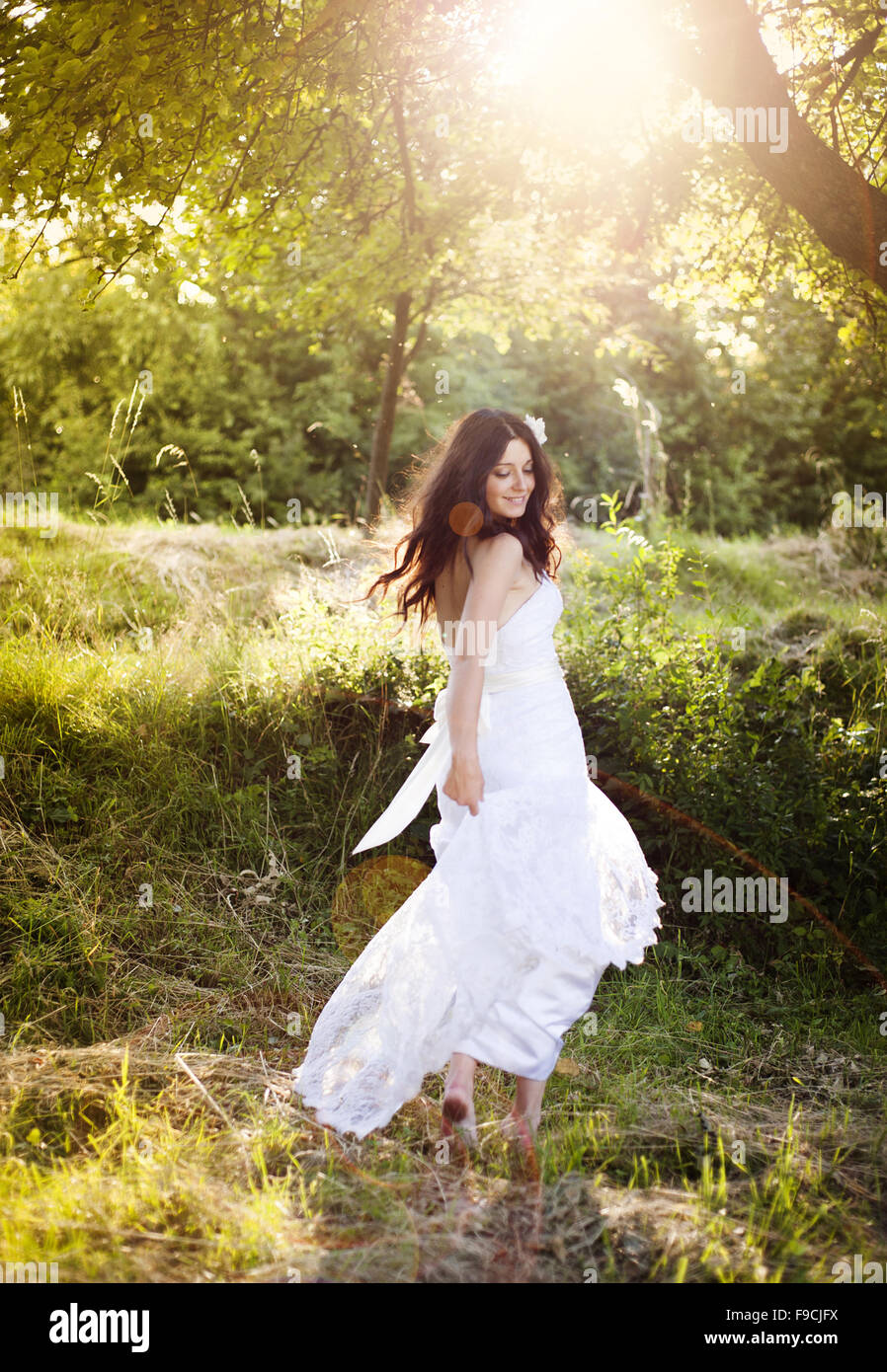 Ritratto di bella sposa in bianco abito da sposa a prato Foto Stock