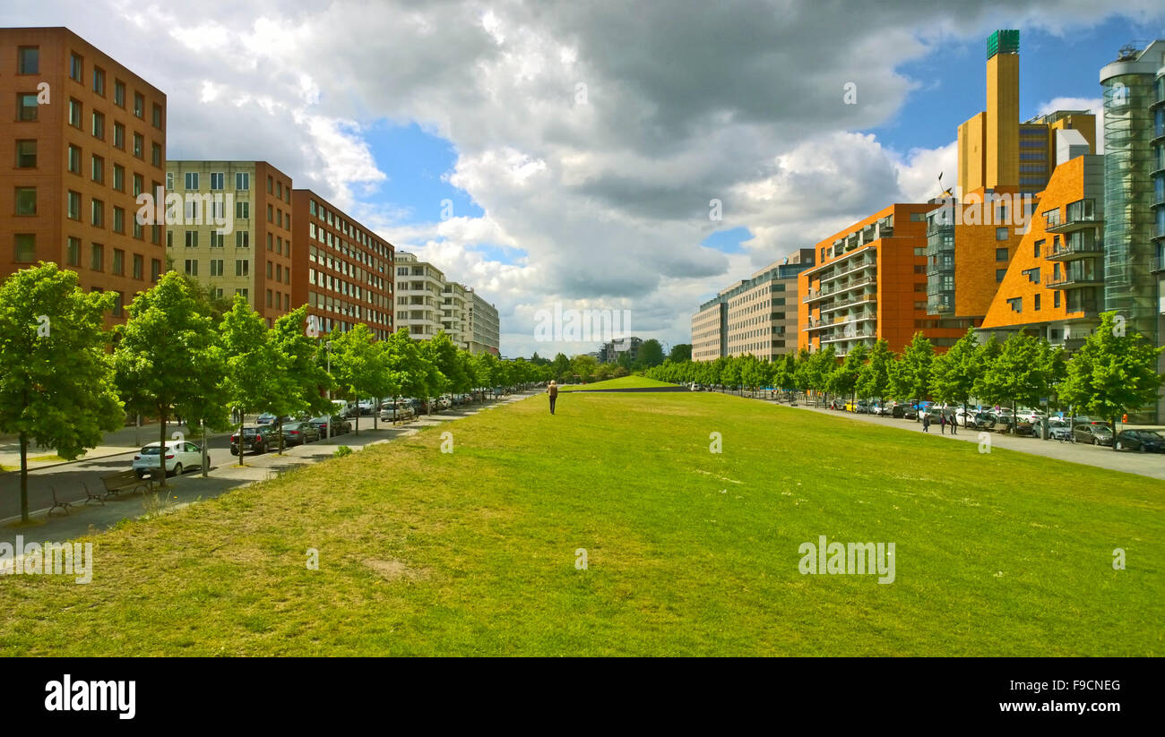 Berlino, Germania - bella vista Tilla-Durieux-Park affiancato da edificio futuristico su soleggiate giornate estive Foto Stock