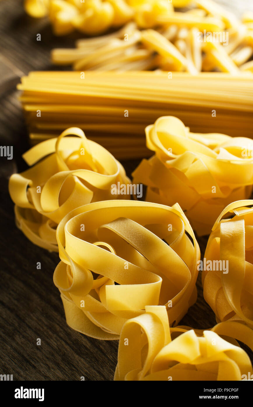 Miscelati a secco di pasta sullo sfondo di raccolta vicino. Foto Stock