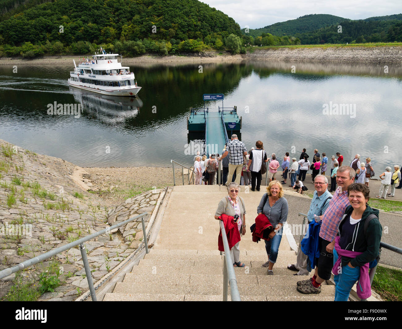 I turisti sulle rive del lago Rursee attesa per l arrivo di una nave passeggeri tedeschi nel Parco Nazionale dell'Eifel. Foto Stock