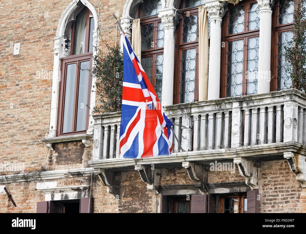 Bandiera britannica sul balcone a Venezia Foto Stock