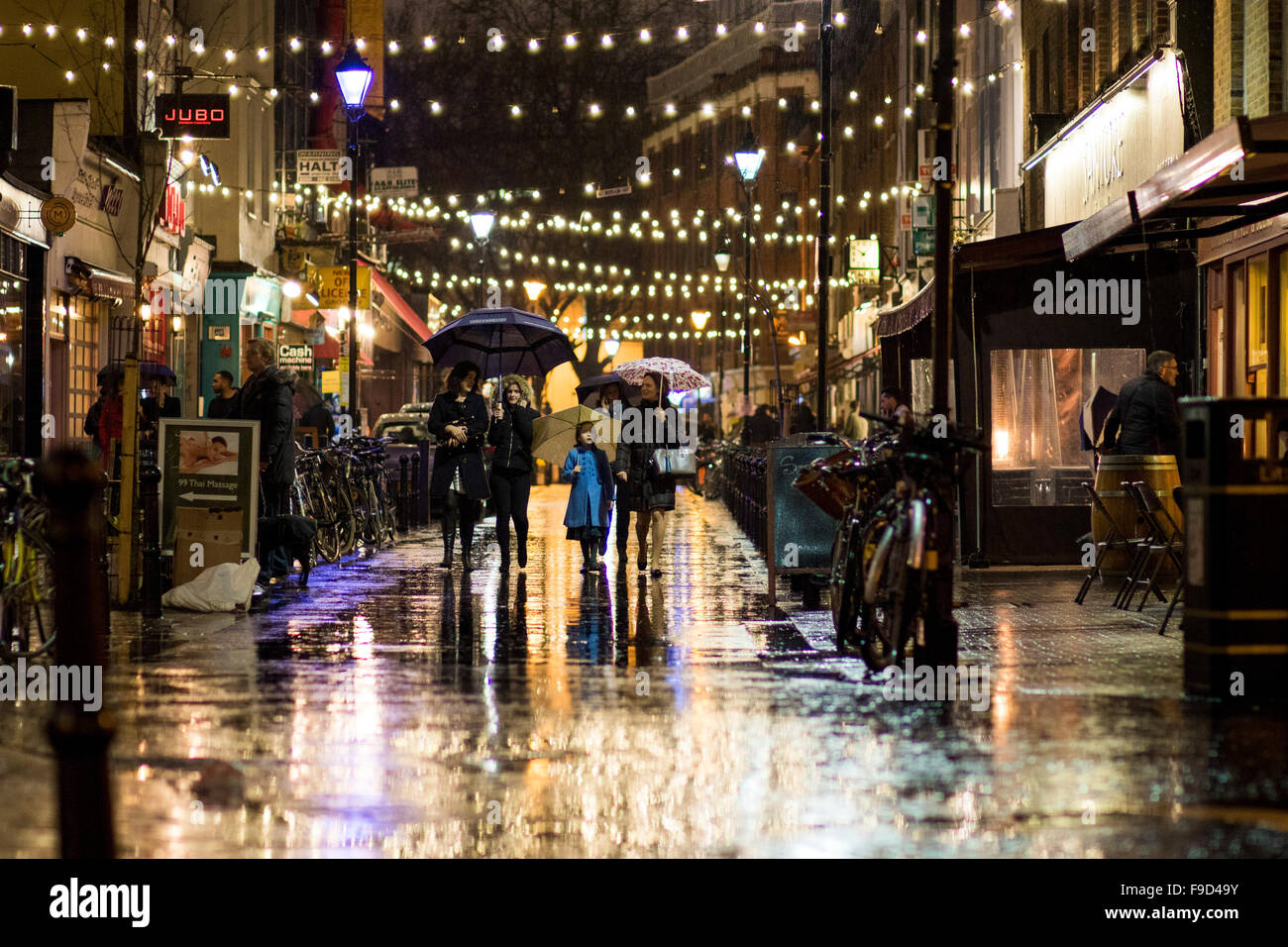 Le luci di Natale infilate attraverso strada mercato Exmouth Foto Stock