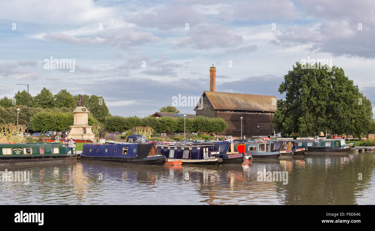 Panorama di luce della sera su Bancroft bacino, Stratford upon Avon Canal, Stratford upon Avon, Warwickshire, Inghilterra, Regno Unito Foto Stock