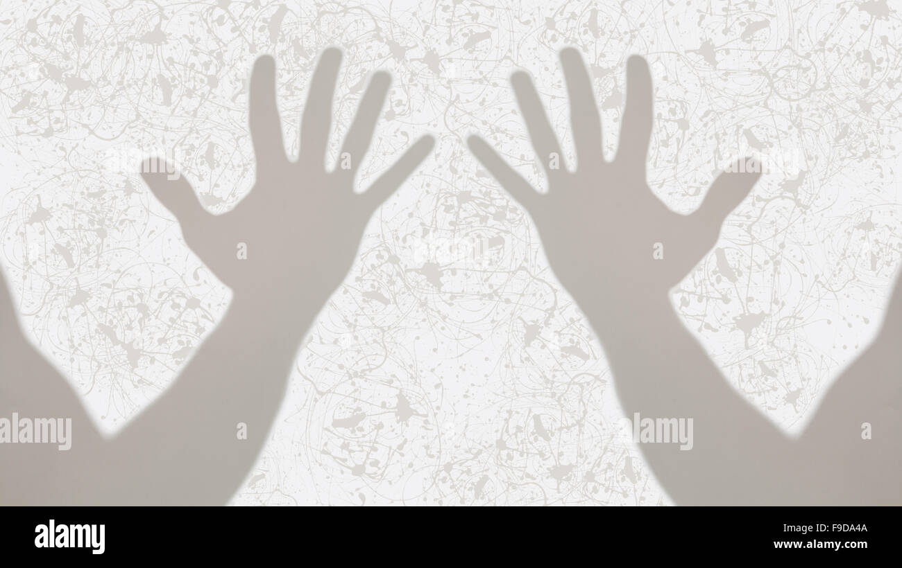 Ombre di grigio di due mani aperte su bianco inky sfondo. Gioco di ombre Foto Stock