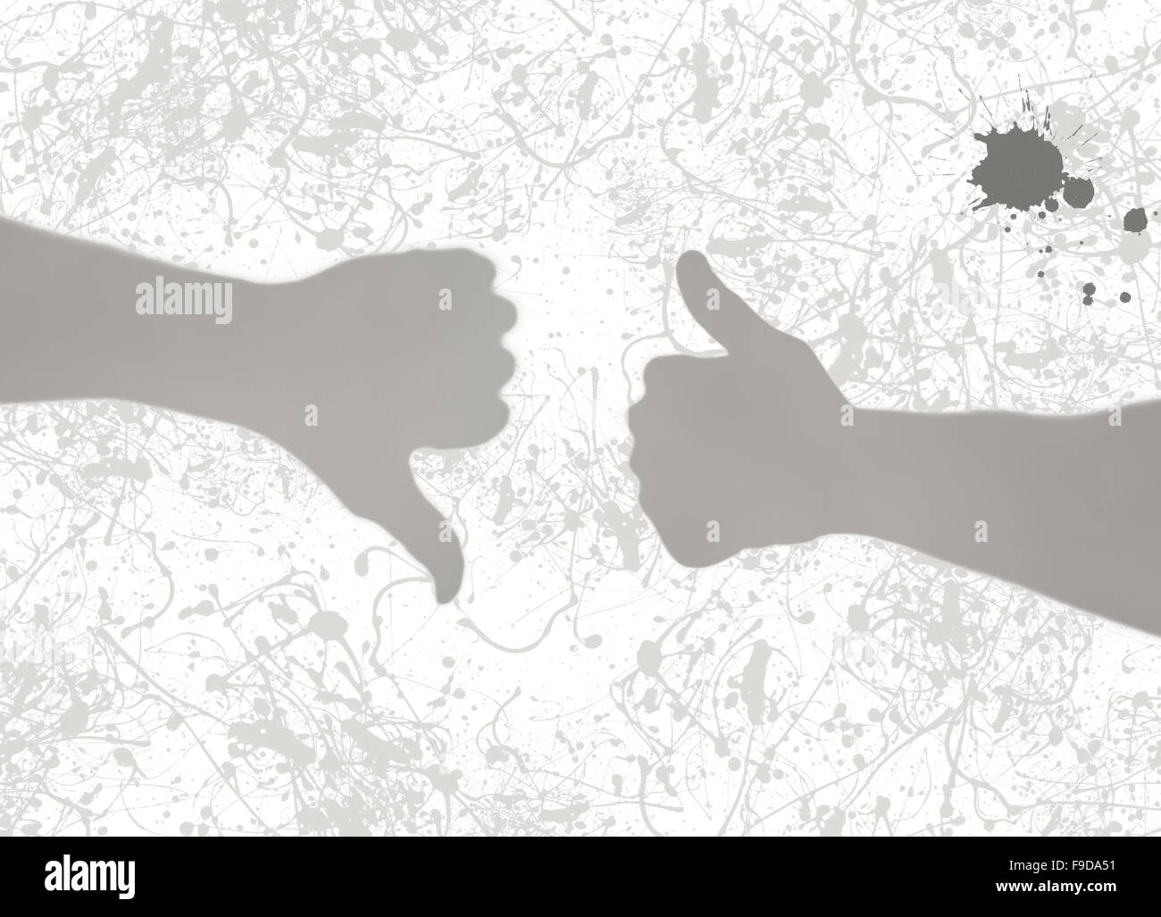 Ombre di grigio di due mani - Pollice su e pollice in giù. Gioco di ombre. Foto Stock