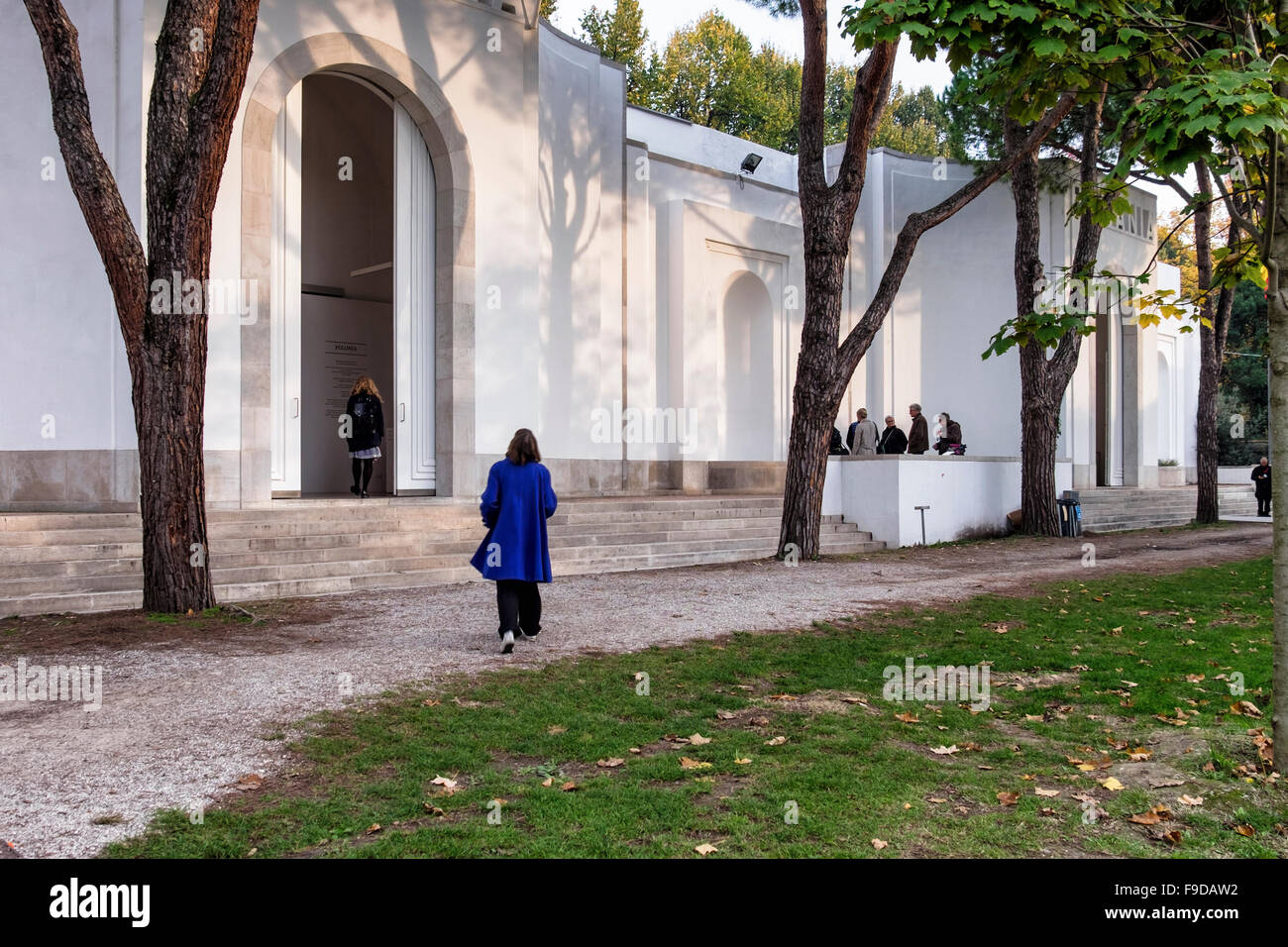 Le persone al di fuori del Padiglione polacco al 2015 56th Biennale di Venezia Biennale Internazionale mostra d'arte. La Biennale di Venezia, Venezia, Italia Foto Stock