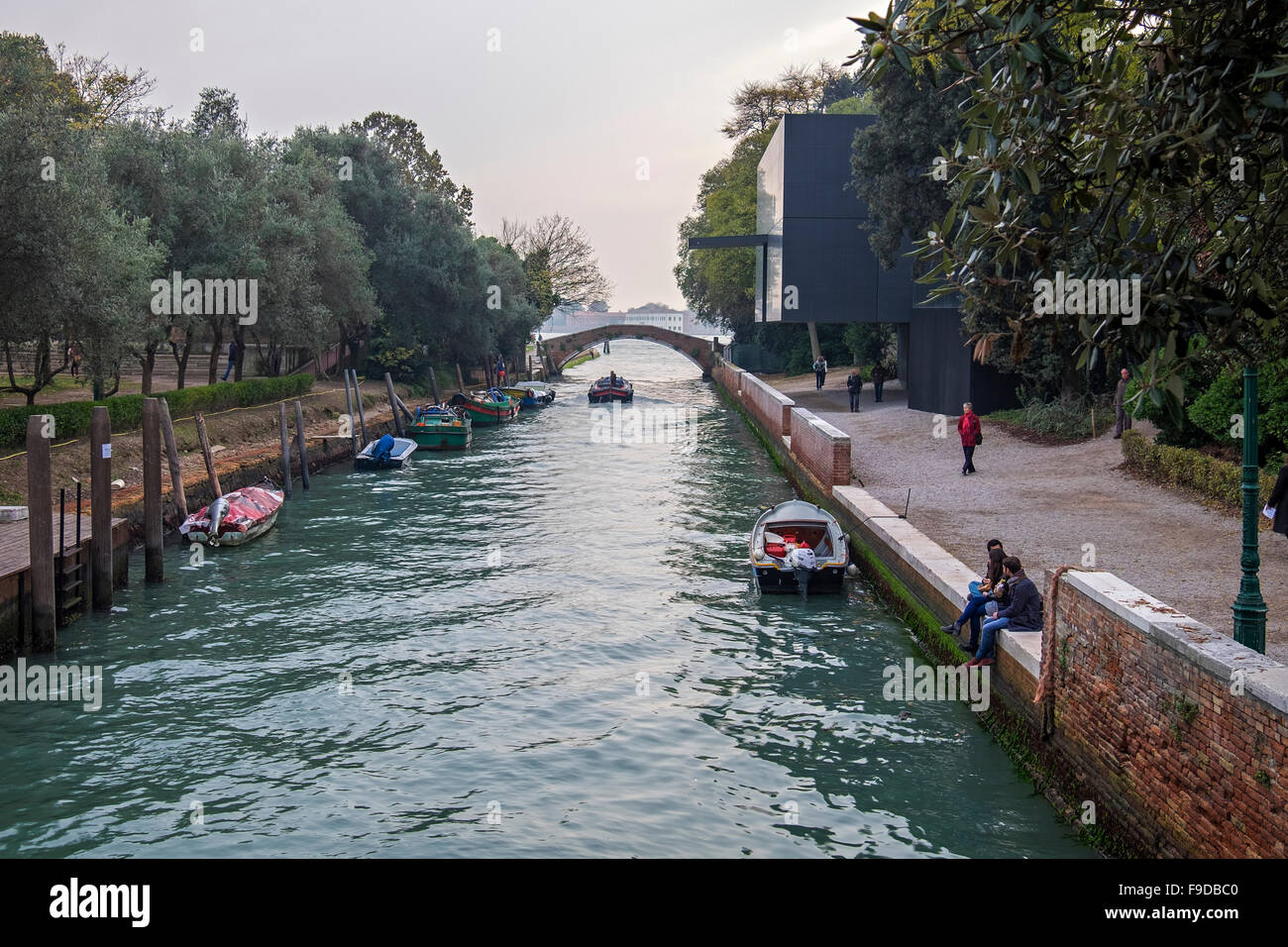 Rio del Giardini canal e padiglione presso il sito della Biennale di Venezia.La Biennale di Venezia, Venezia, Italia Foto Stock