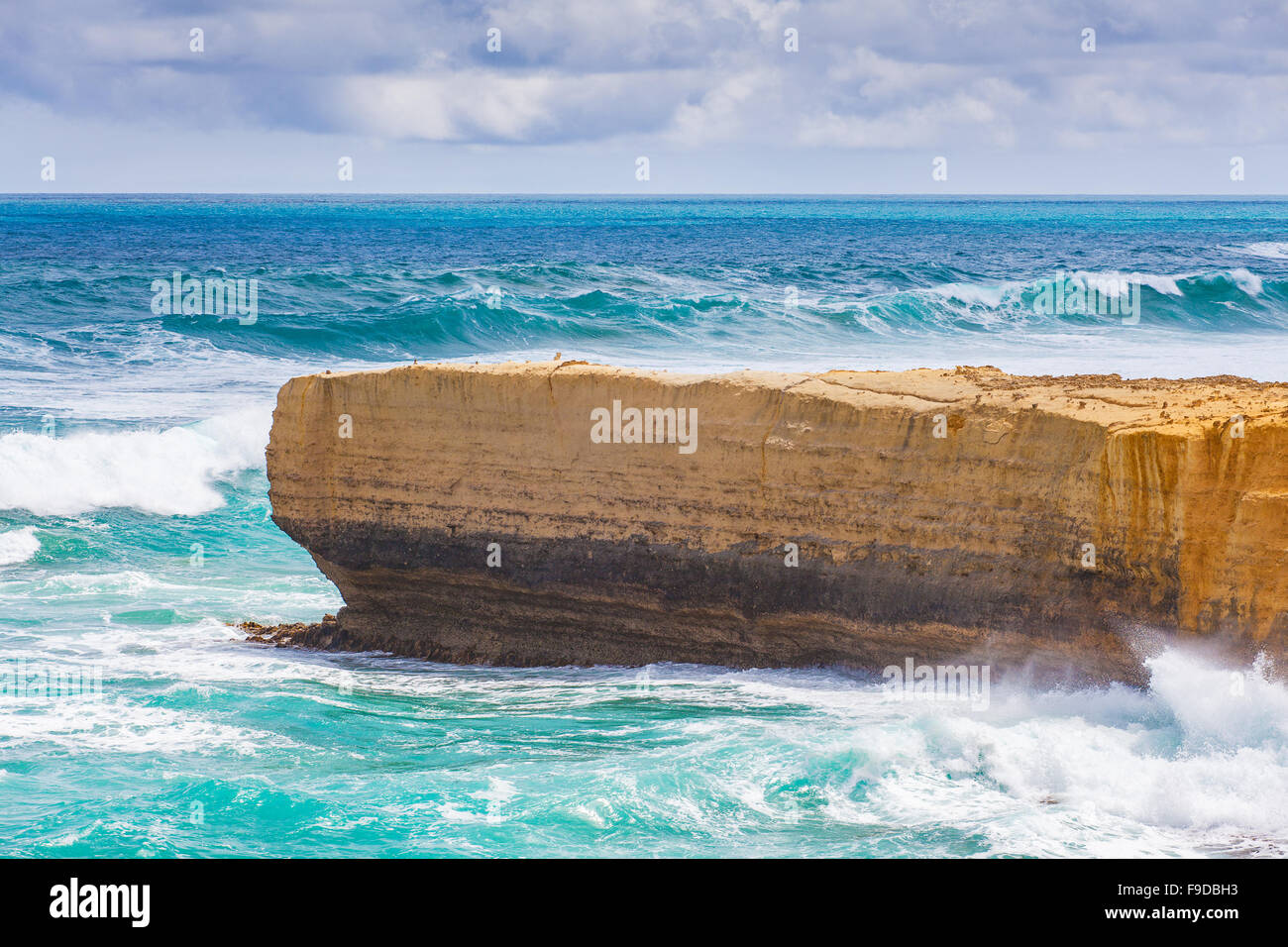 Calcare affioramento roccioso protesa nel grande oceano onde. Vista dal Great Ocean Road, Australia Foto Stock