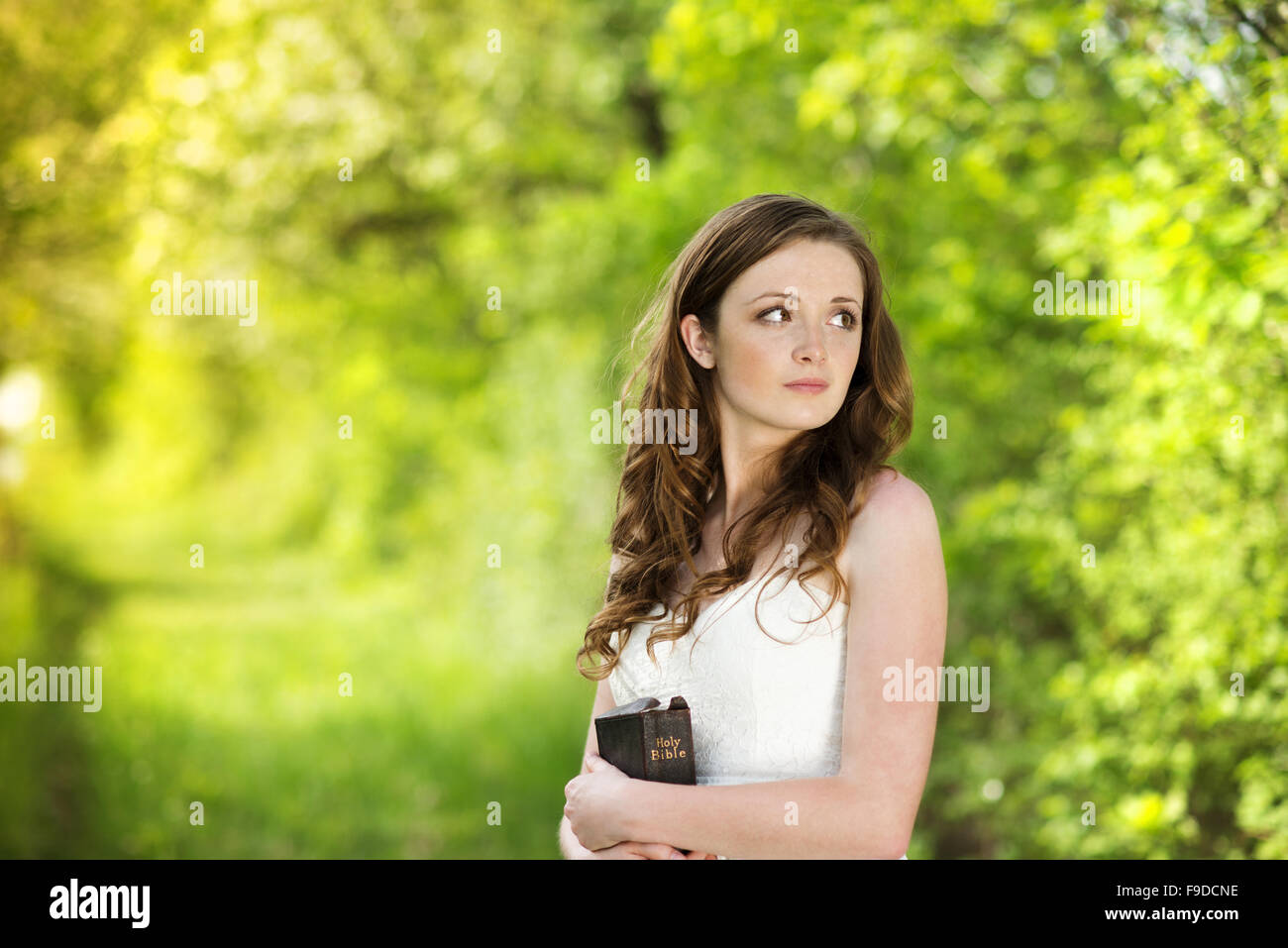 Bella donna con libro è nel carattere solare Foto Stock