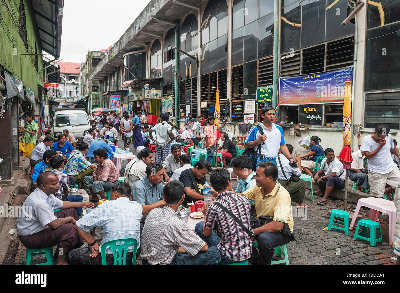 Street Cafe a Yangon myanmar mercato centrale Foto Stock