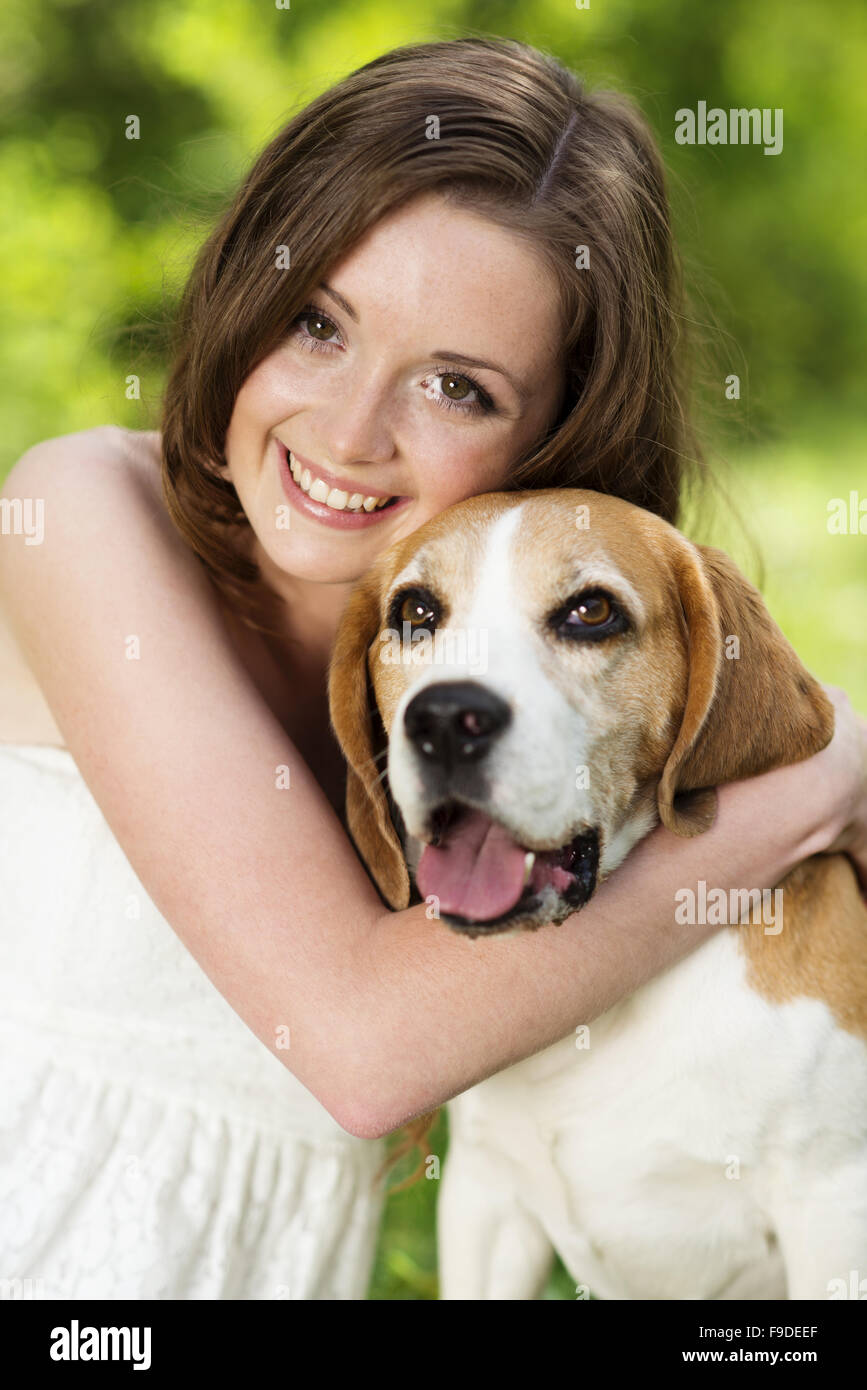Ritratto di una donna con il suo bellissimo cane all'aperto Foto Stock