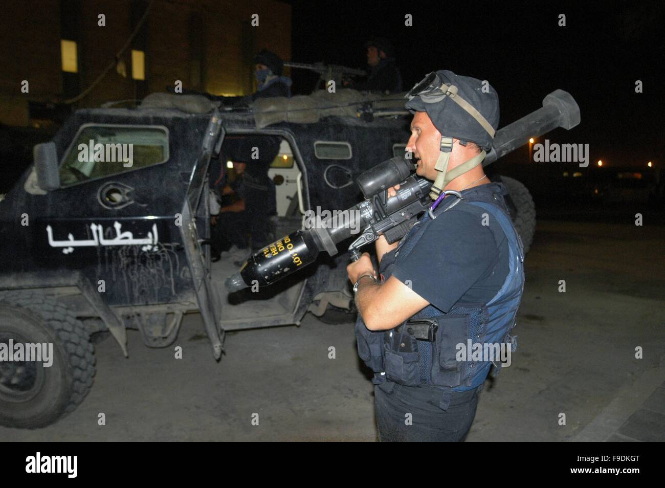 Italiano di un intervento militare in Iraq (10/2004), notte di pattuglia dei Carabinieri (Polizia Militare) Foto Stock